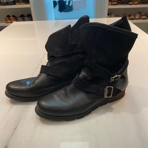 ✅ Sorel leather boots with Buffalo plaid and buckles